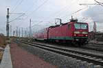 143 002-4 der S-Bahn Mitteldeutschland (DB Regio Südost) als S 37743 (S7) von Halle-Nietleben nach Halle(Saale)Hbf Gl. 13a durchfährt den Bahnübergang Karl-von-Thielen-Straße, Halle (Saale). [28.12.2017 | 15:12 Uhr]