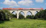 Saaleviadukt Unterkotzau bei Hof : Ein RE3  mit 143 und Dosto schiebt am 17.07.2014 nach rechts gen Hof über die Brücke. Unten ein Bolzplatz für die Fussballjugend...