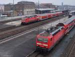 Seltener Zufall am 13.03.2015 in Hof Hbf. Durch Verspätung einer Richtung treffen in Hof die sonst ca 6 Minuten nacheinander hier ab und einfahrenden RE 3 nach und aus Dresden zusammen. BR 143 mit Dosto war damals noch angesagt, jetzt fährt mrb mit Silberwürsten...
Eigentlich war ich auf eine Lok solo weiter links fixiert, deshalb ist das ein Ausschnitt meines Notschusses. Sonst wäre der Zug rechts ganz mit drauf. Dennoch Glück gehabt...