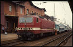 143302 ist hier am 6.5.1993 um 14.35 Uhr mit dem Dosto aus Erfurt in Arnstadt angekommen. Die Lok hat schon abgebügelt und wird nun abgekuppelt. Der Zug wird danach von einer Dampflok, der 3811.82, übernommen.