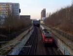 Nachschuss auf 143 034-7 der S-Bahn Mitteldeutschland (DB Regio Südost) als S 37750 (S7) von Halle(Saale)Hbf Gl. 13a nach Halle-Nietleben, die in Halle-Neustadt auf der Bahnstrecke Merseburg–Halle-Nietleben (KBS 588) fährt. Aufgenommen von der Brücke Am Taubenbrunnen. [5.3.2018 | 17:39 Uhr]