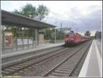 Eine RB fuhr am 11.05.2007 von 143 906 gezogen durch die neue S-Bahn-Station in Frankfurt am Main-Zeilsheim.