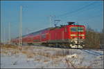 Inzwischen Geschichte: DB Regio 143 155-0 fuhr am 18.12.2010 mit dem RE7 Wünsdorf-Waldstadt durch die verschneite Berliner Wuhlheide. Die Lok wurde Anfang Oktober 2018 bei Fa. Bender, Opladen verschrottet. Gebaut wurde die Lok 1986 bei LEW Henningsdorf b. Berlin mit der Nummer 18904 und ging bei der DR als 243 155-9 in den Einsatz. Das Erst-Bw war Halle (Saale) P, zuletzt war sie in Magdeburg stationiert.