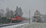 Bei starkem Schneefall zieht 143 568-4 die RB27 durch Grevenbroich Richtung Köln.