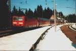 143 308 wartet im Winter 2003 in Feldberg-Brental mit ihrem RE (Seebrugg-Freiburg) auf Kreuzung.Dieser Bahnhof besitzt keine Ausfahrsignale und hat Rckfallweichen.