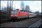 DB 143660-9 fährt hier am 5.2.2003 mit einer Ruhr Gebiet S-Bahn Garnitur auf dem Weg nach Düsseldorf in Mühlheim ein.