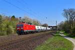 143 827 mit einem Autozug am 16.04.2019 bei Groß Gleidingen.