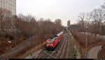 Handy-Aufnahme von 143 248 von DB Regio Mitte, im Dienste der S-Bahn Mitteldeutschland (DB Regio Südost), als S 37731 (S7) von Halle-Nietleben nach Halle(Saale)Hbf Gl. 13a, die den Hp Halle Zscherbener Straße auf der Bahnstrecke Merseburg–Halle-Nietleben (KBS 588) erreicht.
Aufgenommen von der Brücke Zscherbener Straße. Weiter nach links konnte ich aufgrund der gläsernen  Wand  leider nicht gehen.
[19.12.2018 | 11:54 Uhr]