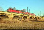 143 959-5 der S-Bahn Mitteldeutschland (DB Regio Südost) als S 37746 (S7) von Halle(Saale)Hbf Gl. 13a nach Halle-Nietleben überquert die Saaleaue bei Angersdorf auf der Bahnstrecke Halle–Hann. Münden (KBS 590).
Wie man sieht, wurden ein paar Bäume entlang der Strecke in ihrer Länge gekürzt, sodass sich eine bessere Sicht auf die Brücke ergibt.
[14.2.2019 | 16:40 Uhr]