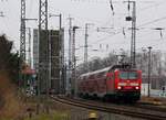 Zuglok 143 242 mit RE nach Süden vorbei an der halbseitig geöffneten Peeneklappbrücke in Anklam 