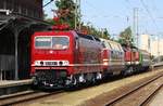 DBM 91345 mit 243 002-3 + 118 005-8 / 228 505-4 und 2 bislang in Zinnowitz abgestellten Loks am 11.08.2019 durch Anklam.