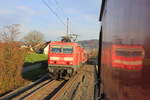 Am 03.11.2015 erreicht 143 555 mit RE Nürnberg-Stuttgart den Bahnhof Fornsbach.