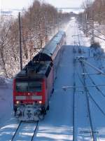 143 885 bringt den RE 17313 von Zwickau nach Dresden (vor Klingenberg-Colmnitz, 23.01.2004)
