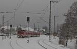 143 810-8 fährt am 28.12.2014 aus dem Bahnhof Hinterzarten aus