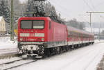 04. Januar 2011, RE 3484 Lichtenfels - Saalfeld verkehrt seit einigen Tagen, wie auch die weiteren RE's auf dieser Strecke, statt mit Tw der BR 612 mit lokbespannten Zügen. Hier mit 143 846 bei der Ausfahrt aus Kronach.
