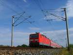 Die 143 572 mit Doppelstockwagen aus Smmerda kommend am 25.06.2007