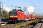 DB 143 267 vor Zug auf Linie RE3 am 17.04.2020 im Bf Anklam.