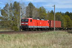 DB 143 350-7 unterwegs mit einem Containerzug in Richtung Hamburg.