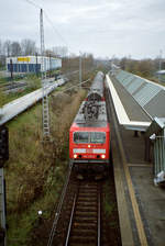 DBAG S-Bahn Rostock: Die 143 224-4 hält am 25. November 2006 als S1 im Haltepunkt Rostock-Marienehe. - Scan eines Farbnegativs. Film: Kodak FB 200-6. Kamera: Leica C2.