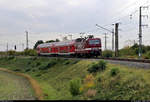 143 250-9  Ihr Zug, unsere Lok: Miete mich!  unterwegs kurz vor dem unbeschrankten Bahnübergang (Bü) Auenweg am Abzweig Angersdorf Awo.