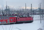 An der Berliner Brcke in Halle (S) war am 13.02.2021 die DB 143 247-5 mit Dosto-Wagen abgestellt. 