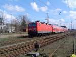 BR143 135-2 zieht hier am sonnigen 07.04.04 ihren RE38348 aus dem Greifswalder Hbf in Richtung Stralsund.