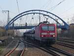 143 074 mit Auto-Ganzzug aufgenommen vom Bahnsteigende in Salzbergen, 20.02.18