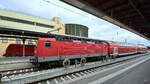 Eine von 143 193-1 geschobene Doppelstockeinheit der DB Regio warten auf die Abfahrt.