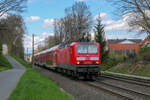 Gemeinsam mit einer Fotowolke war 143 803 am 28.04.2021 als RE 20 von Limburg(Lahn) nach Frankfurt(Main) unterwegs und ist hier in Wörsdorf zu sehen.