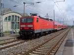 BR143 230-1 mit ihrem RE der Linie 3 im Greifswalder Hbf, kurz vor der Weiterfahrt nach Stralsund. (KBS 203) (18.06.04)