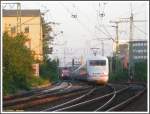 Die 143 im Bild links musste mit ihrer Regionalbahn nach Frankfurt am Main-Hauptbahnhof am Abend des 25.08.2007 in Hhe des alten Bahnhofsgebudes von Frankfurt am Main-Niederrad erst einen ICE berholen lassen, bevor sie die Fahrt fortsetzen konnte.