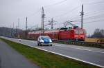 17.11.2007 143 564-3 mit RE9 von Sassnitz nach Rostock hat den Bf.Lietzow verlassen.Hier auf dem Damm, welcher den Jasmunder Bodden teilt.