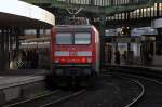 145 854 schiebt die S1 nach Dsseldorf. Duisburg 04.03.2008