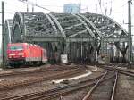 143 597 bei der Einfahrt in den Klner Hauptbahnhof. (21.04.08)