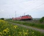 Die Regionalbahn nach Eilenburg ber Halle (S) hat die Blankenheimer Rampe in Angriff genommen und wird in krze Riestedt erreichen, 20.05.2008.