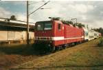 Die Regionalbahn Binz-Lietzow mit der 143 654 im Herbst 1999 beim Halt im Kreuzungsbahnhof Prora.