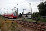 17.07.2008 143 589-0 mit RB von Elsterwerda nach Chemnitz unterwegs, hier bei der Einfahrt in den Bhf. Wlknitz. Daneben eine Dampflok BR 44, welche vor dem Imprgnierwerk Wlknitz (produziert u.a. Holzschwellen fr die DBAG) steht.