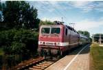 143 227 im Juli 1998 mit einer Regionalbahn aus Sassnitz auf dem Weg zum Stralsunder Hbf beim Halt in Stralsund Rgendamm.