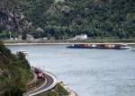 Bei Oberwesel begegnen sich am 08. August eine Regionalbahn nach Koblenz sowie ein Frachtschiff und ein Ausflugsdampfer.