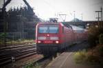 Die Trierer 143263 am 26.09.2008 mit einem RE im Bahnhof Vlklingen/Saar auf dem Weg nach Saarbrcken