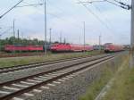  Hochbetrieb  im Bahnhof Freiberg, Ein  Franken-Sachsen-Express  verlsst gerade den Bahnhof in Richtung Dresden, daneben steht 143 010-7 abgestellt mit der S30 und ganz hinten ist gerade der Pipelinezug, gezogen von 2 140ern, angekommen, 07.10.08