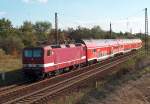 Da kam sie nochmal vor die Linse: 143 929-8, in der vom Aussterben bedrohten Lackierungsvariante, am 07.10.04 vor RB 36444 nach Halle(Saale) Hbf.