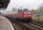 BERLIN, 02.11.2008, 143 254-1 mit RB14 nach Nauen fährt am S-Bahnhof Warschauer Straße vorbei