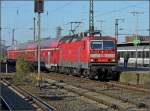 E-Lok 143 953-8 durchfhrt am 08.11.08 mit Dostos den Bahnhof Kln Messe/Deutz auf ihrer Fahrt nach Koblenz. Am gegenberliegenden Bahnsteig ist ein SBB Personenwagen zu sehen. (Jeanny)