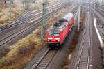 143 319 zieht am 04.12.08 einen Doppelstock-Steuerwagen aus dem Bahnhof Bitterfeld. Eine Planleistung war das nicht! Der Zug kam aus Richtung Halle/Leipzig, hatte in BItterfeld keine 5 Minuten Aufenthalt und fuhr anschlieend wieder in die Richtung aus der er kam.