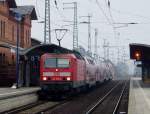 Mit dem  falschem  Panto steht die RB14 nach Nauen bereit. Als Zuglok kann man die 143 556-9 sehen. Lbbenau/Spreewald den 13.12.2008