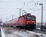 143 333 fhrt heute die RB14 auf der Strecke von Nauen nach Senftenberg. Hier hat er gleich den Bahnhof von Lbbenau/Spreewald erreicht. 02.01.2009