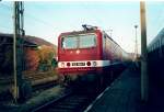 143 166 im November 1999 mit einer Regionalbahn nach Stralsund in Sassnitz.