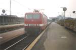 143 354-9 mit Interregio im Kasseler Hauptbahnhof zur Weiterfahrt Richtung Halle. Herbst 1993. Foto-Scan.