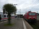 143 163-4 am 7.9.2008 mit einer Regionalbahn nach Altona in Itzehoe. Links steht ein IC nach Heidelberg.